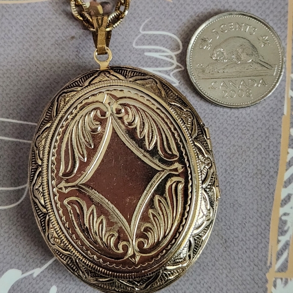 Vtg Petit Point Gold-Tone Locket Pendant Necklace - Picture 4 of 6